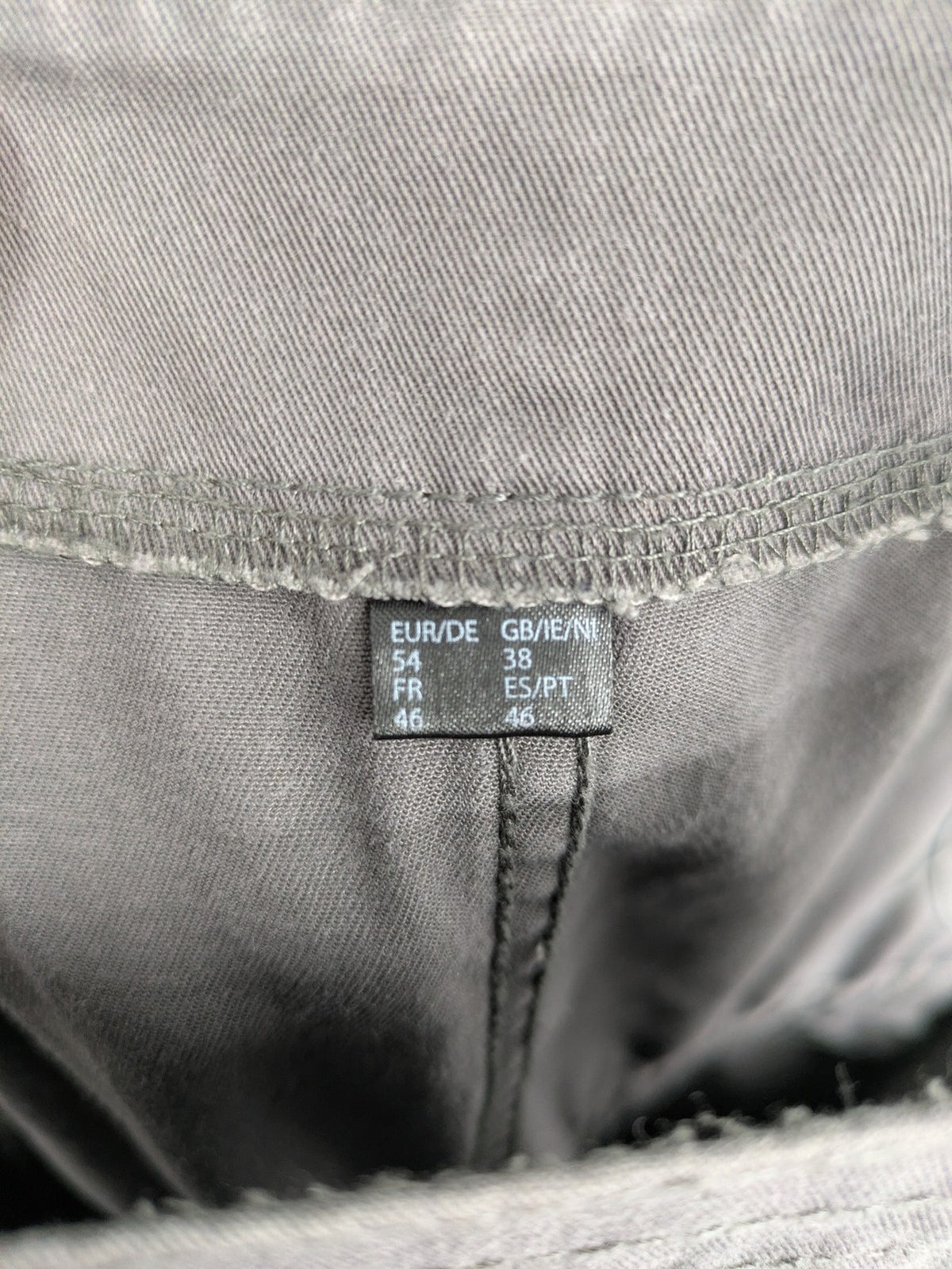 Herren Latzhose grey with black accents, multiple cargo pockets, durable polyester-cotton blend.