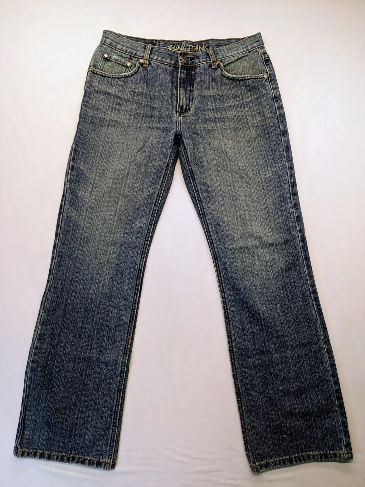 Zuni blue straight jeans 5-pocket design with zipper and decorative rivets.