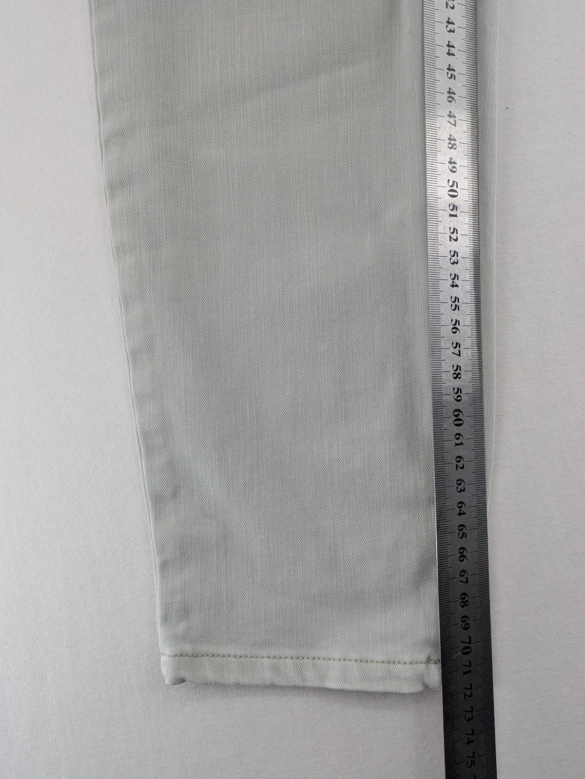 C&A grey slim fit straight jeans with classic 5-pocket design and zipper.