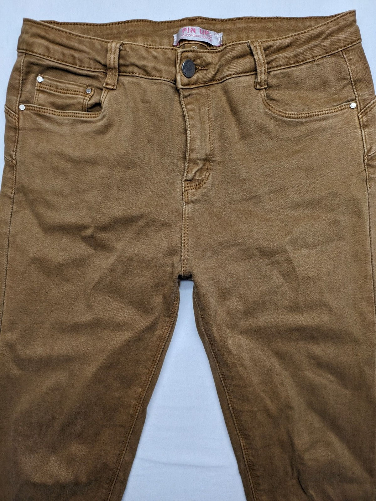 Pin Up khaki skinny jeans classic 5-pocket design with zipper and button closure