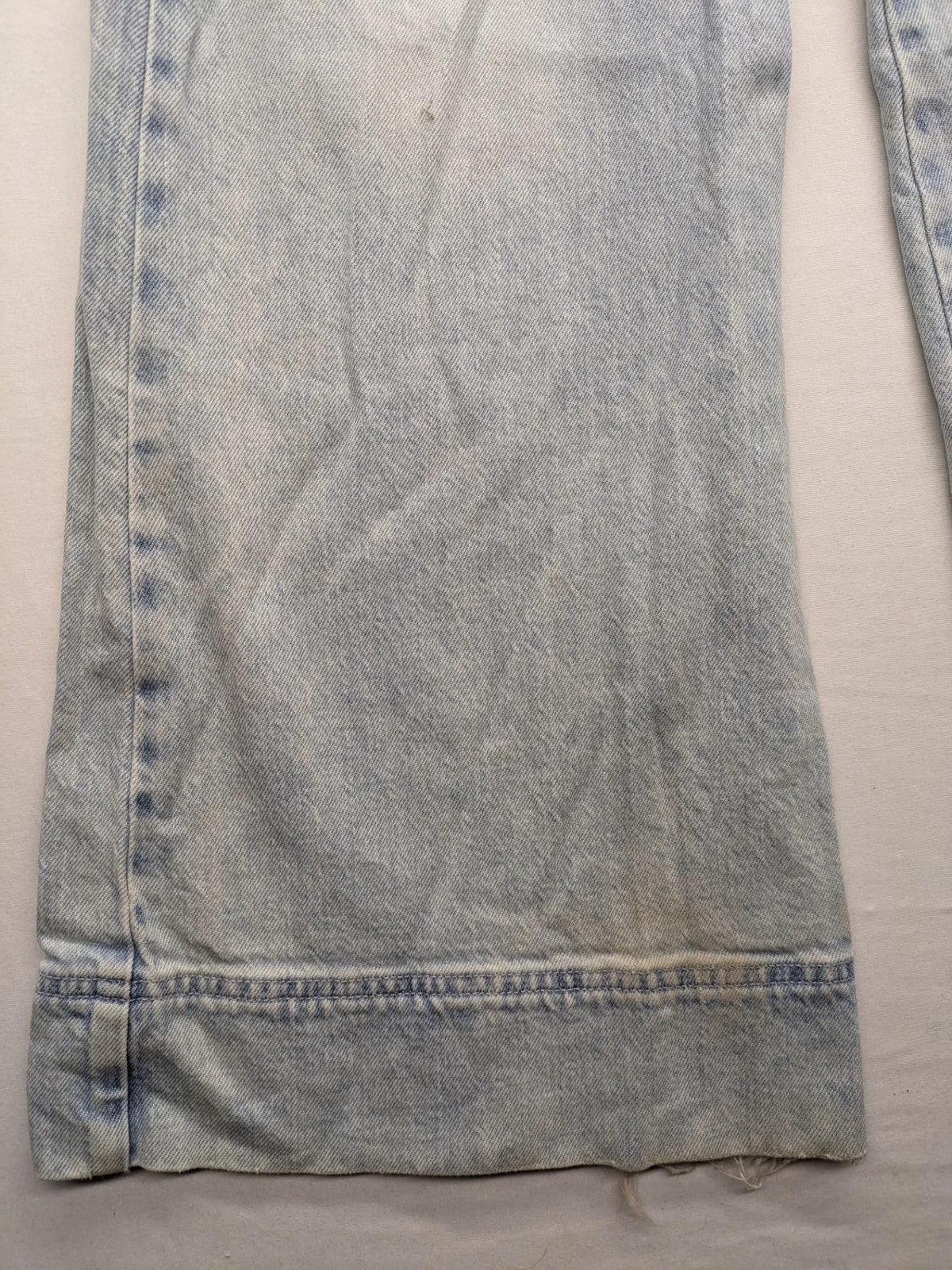 Hollister blue straight jeans ultra high-rise wide leg with frayed hem and classic five-pocket design.