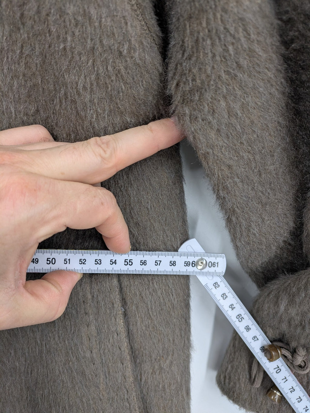 Lama brown vintage coat with fur collar, textured llama-mohair blend, elegant silhouette.