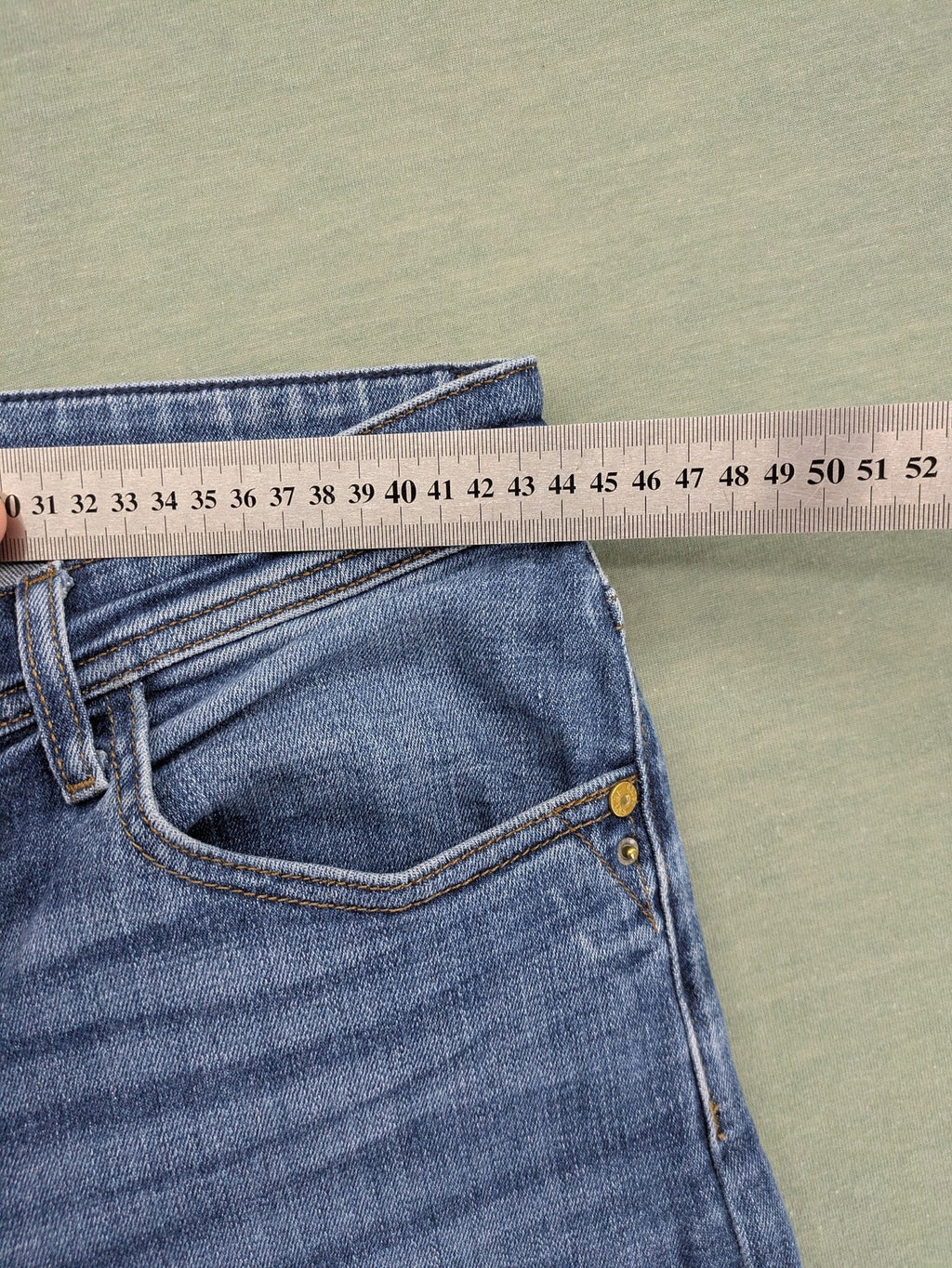 Cross Jeans blue straight fit denim jeans, classic five-pocket design, medium wash.