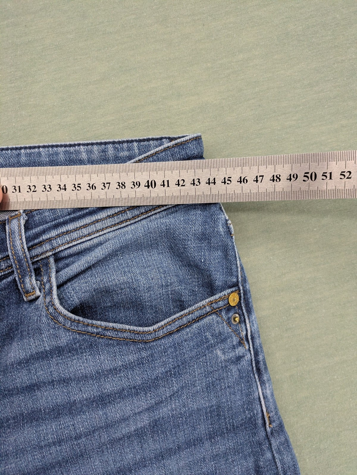 Cross Jeans blue straight fit denim jeans, classic five-pocket design, medium wash.
