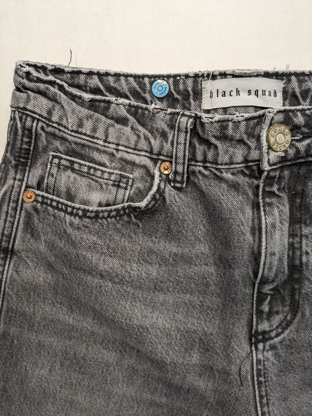 Retro black straight jeans washed denim vintage look with baggy fit and distressed details.