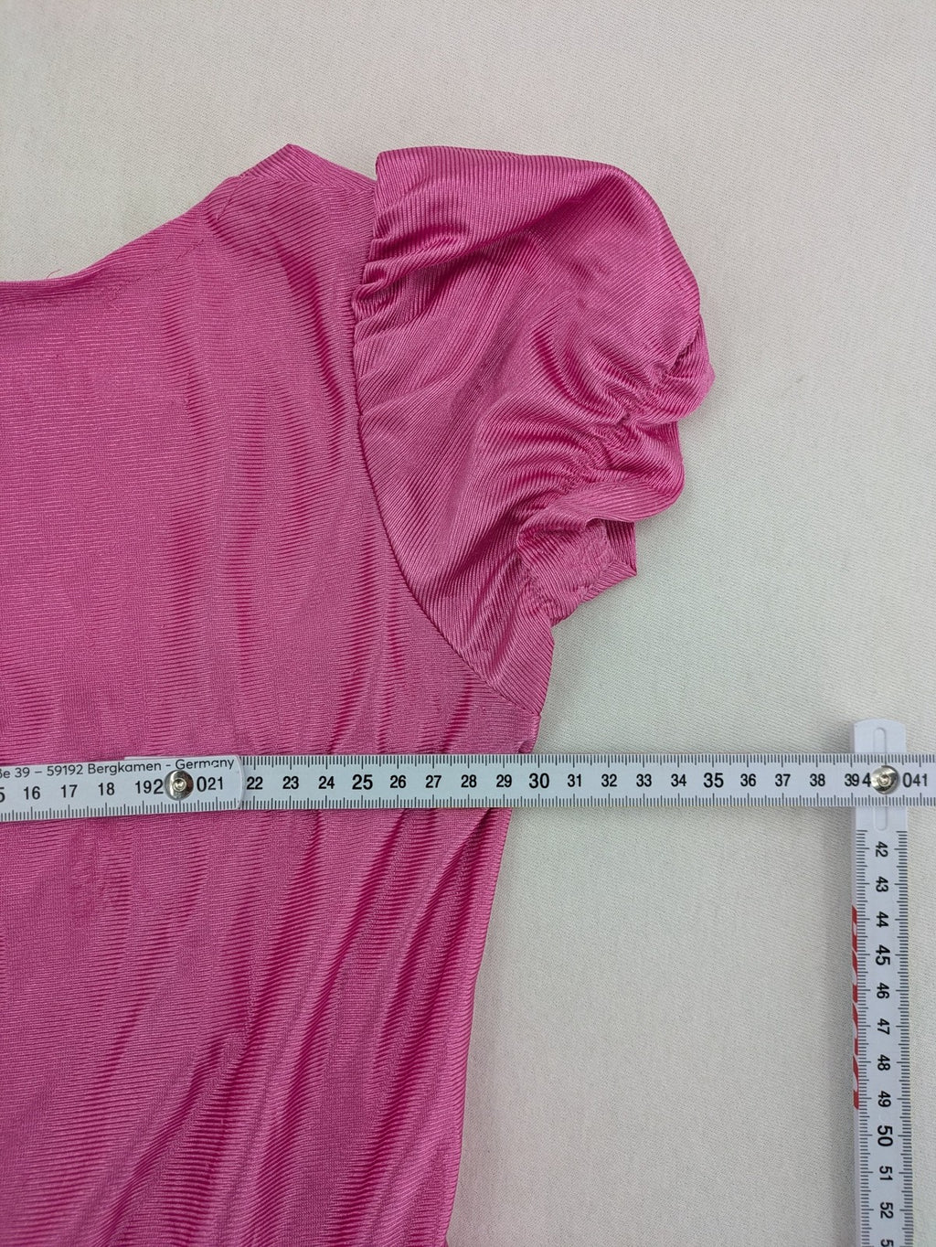 perfekt pink princess dress with puff sleeves and decorative lacing, lightweight fabric