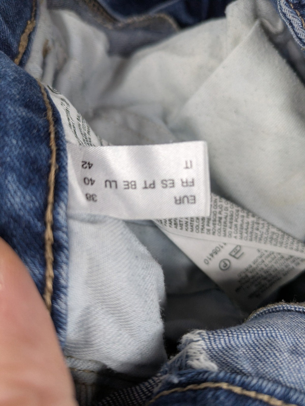 Yessica blue skinny jeans with two-tone side stripe and classic five-pocket design.