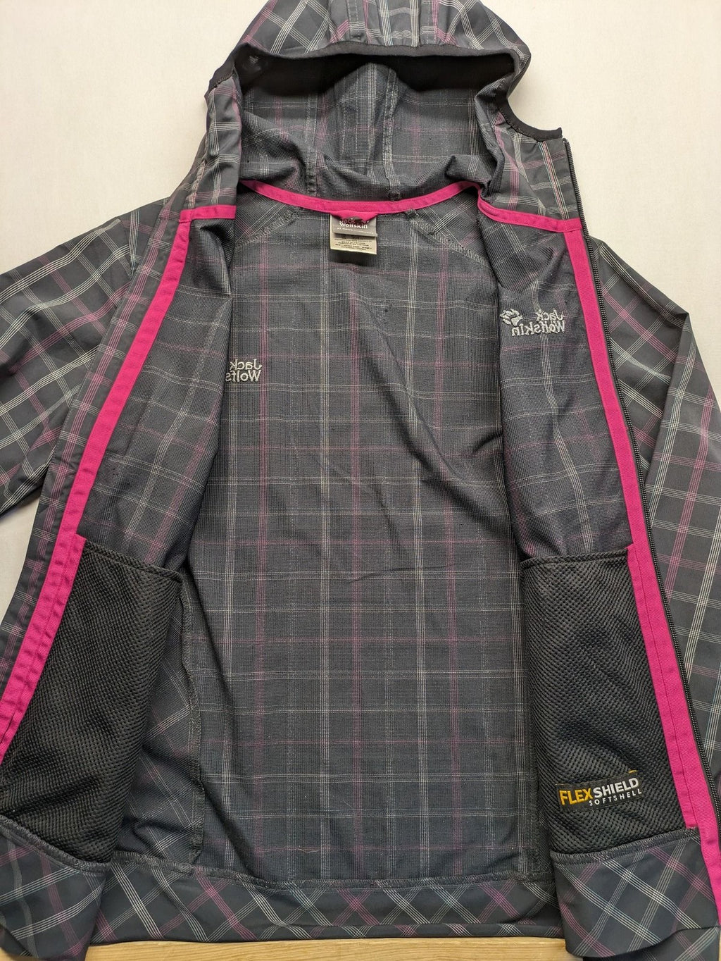 Jack Wolfskin pink softshell jacket grey check pattern, Flex Shield technology, hooded.
