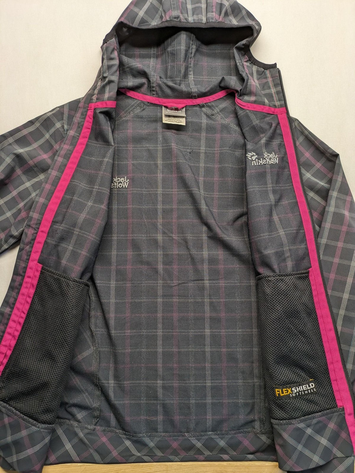 Jack Wolfskin pink softshell jacket grey check pattern, Flex Shield technology, hooded.