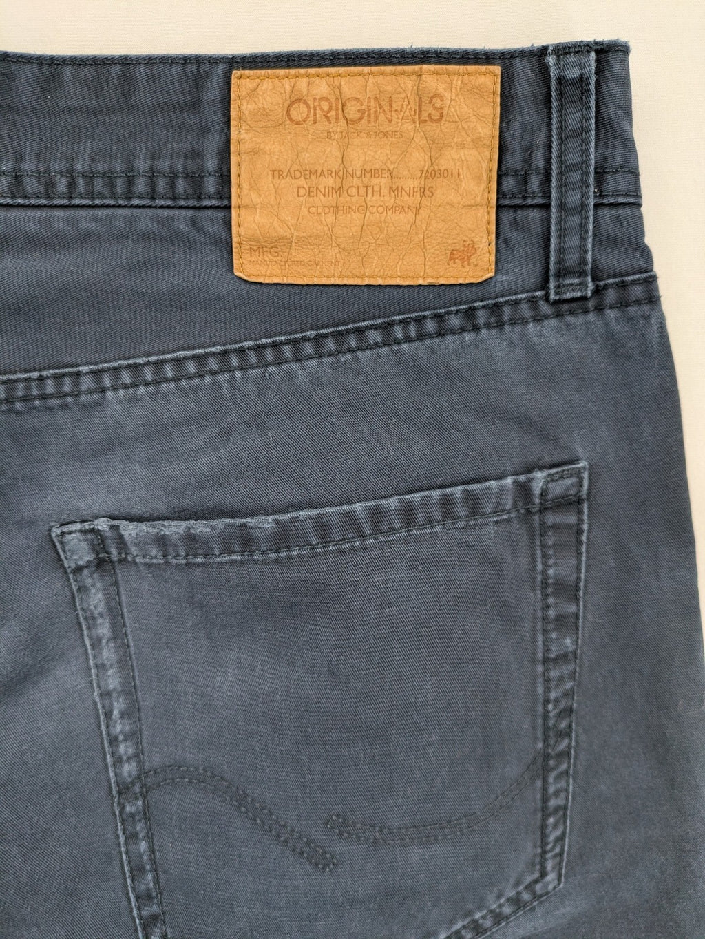 Jack & Jones Originals blue straight jeans, classic 5-pocket design, high-quality denim.