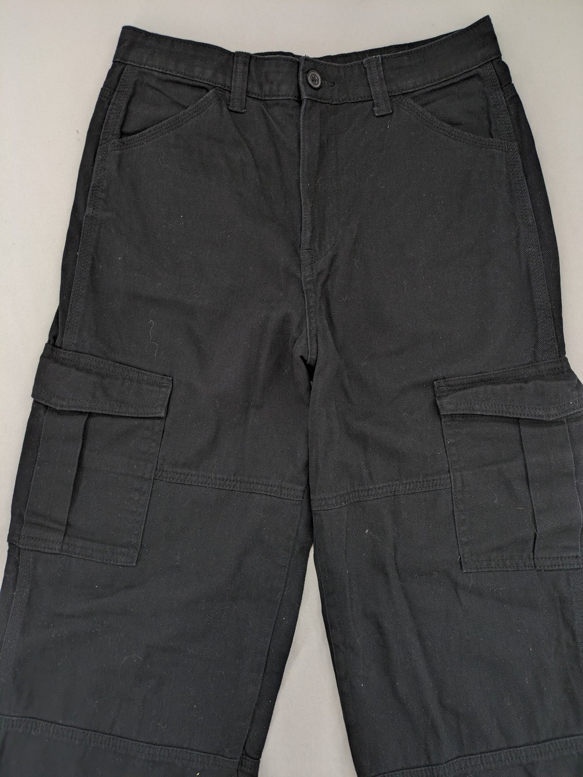 H&M Divided black cargo pants high waist cotton with multiple pockets and straight leg.