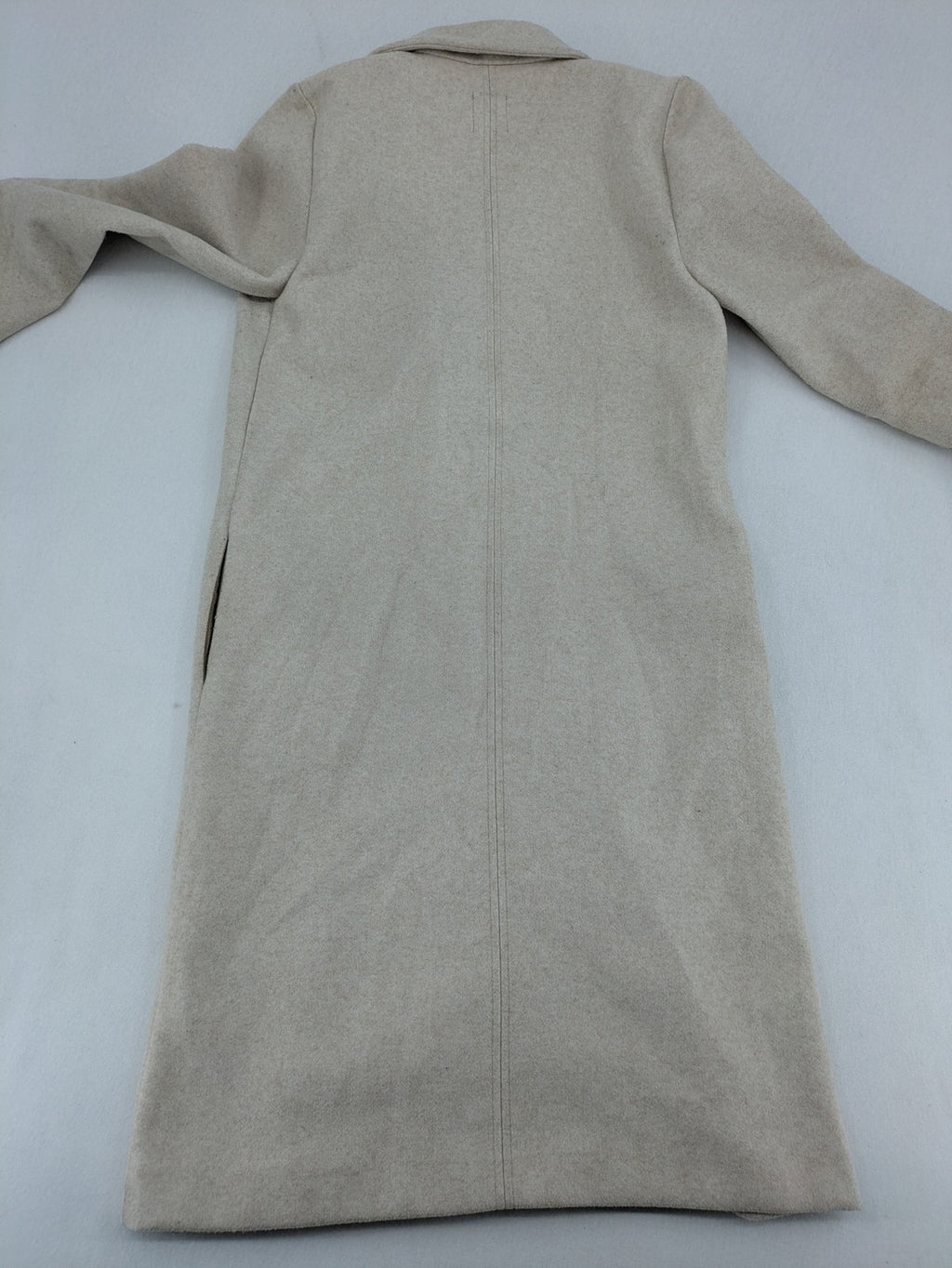 Zara beige coat single-breasted notch lapel classic design with two side pockets.