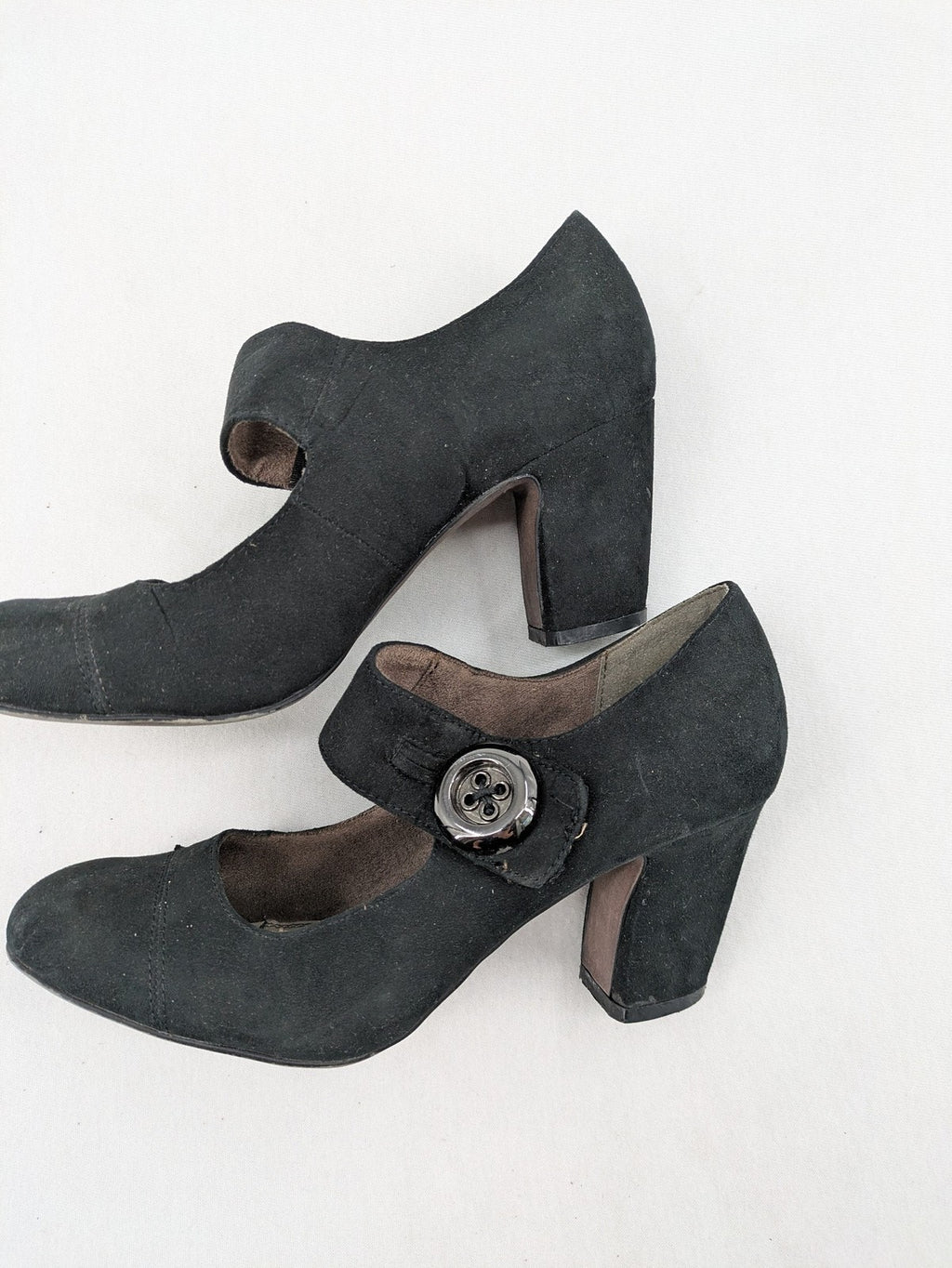 Elegante black high heels Mary Jane style with decorative button and block heel.