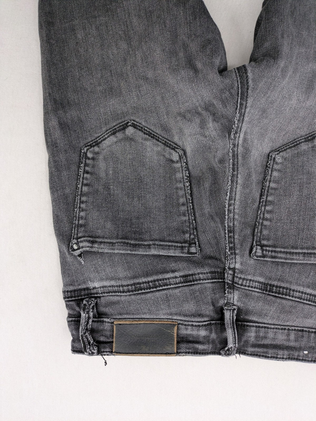 Stradivarius grey skinny jeans with distressed finish and ankle zippers, five-pocket style.