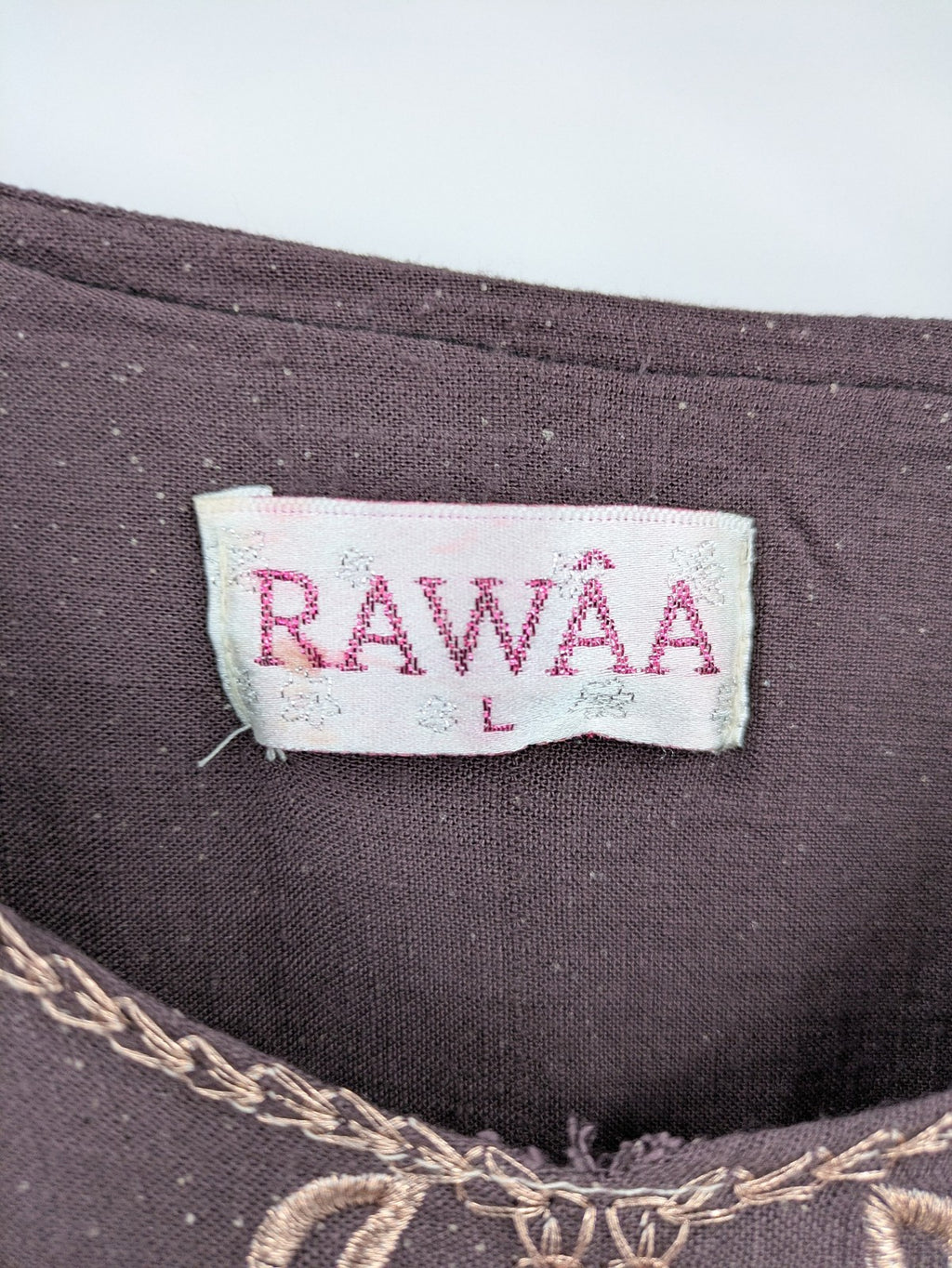 RAWAA gold maxikleid kaftan mit floraler Stickerei und glitzerndem Material, lange Ärmel.