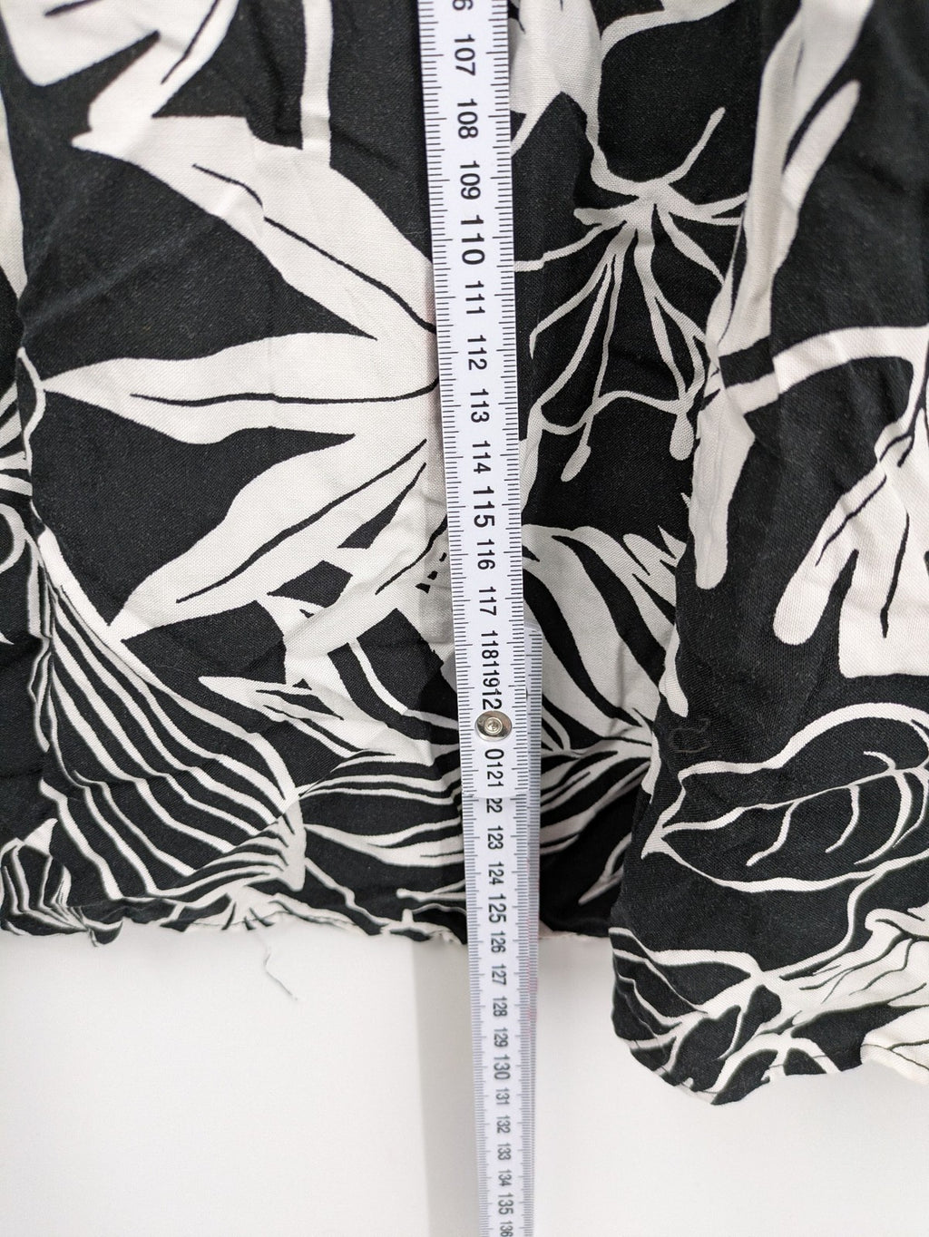 Amisu black and white floral midi dress, lightweight viscose, V-neck, 3/4 sleeves.