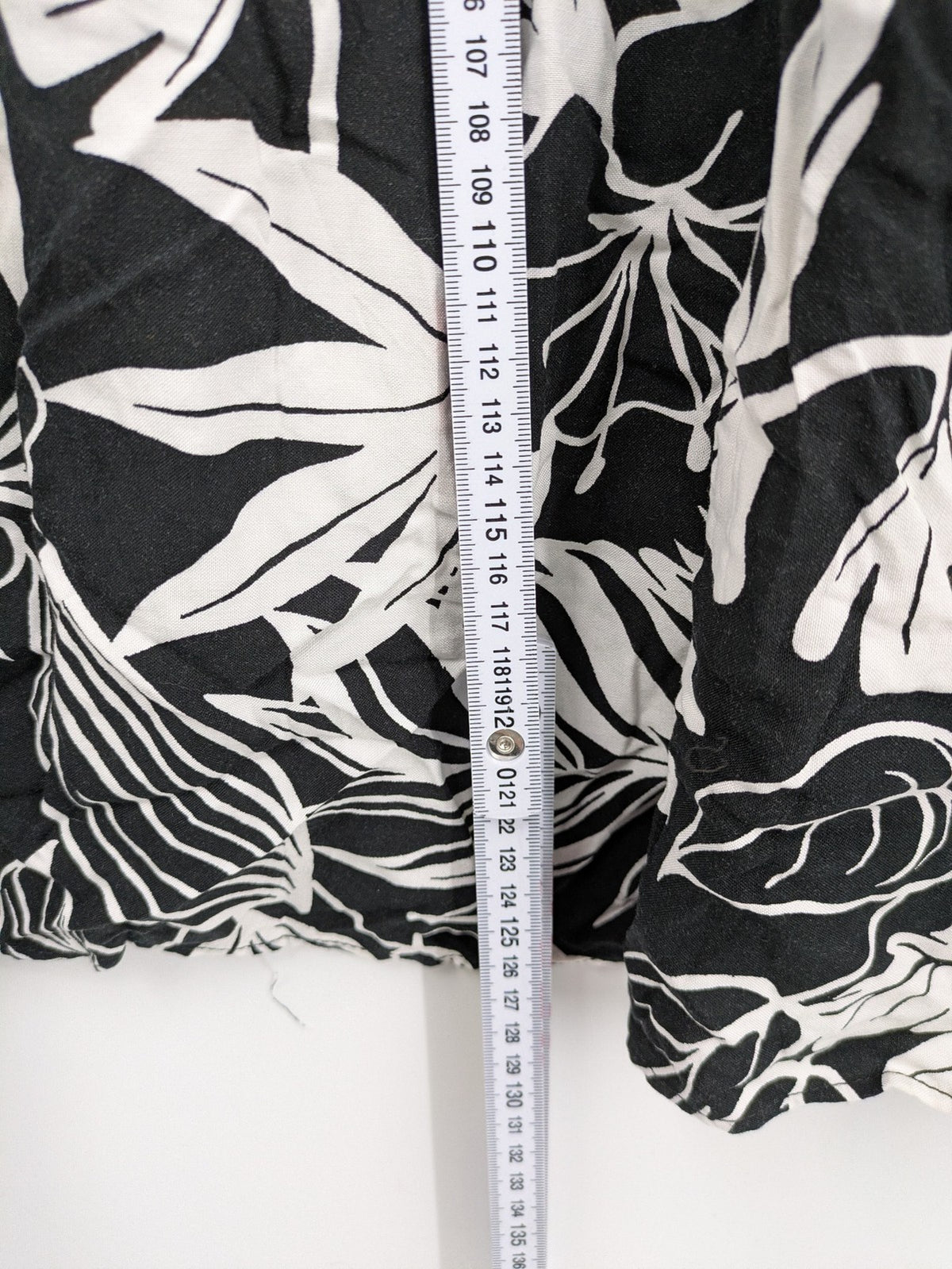 Amisu black and white floral midi dress, lightweight viscose, V-neck, 3/4 sleeves.