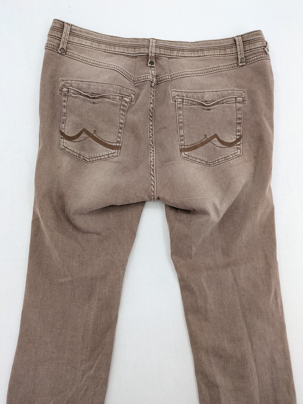 Comma brown straight leg jeans with classic five-pocket design and subtle logo embroidery.