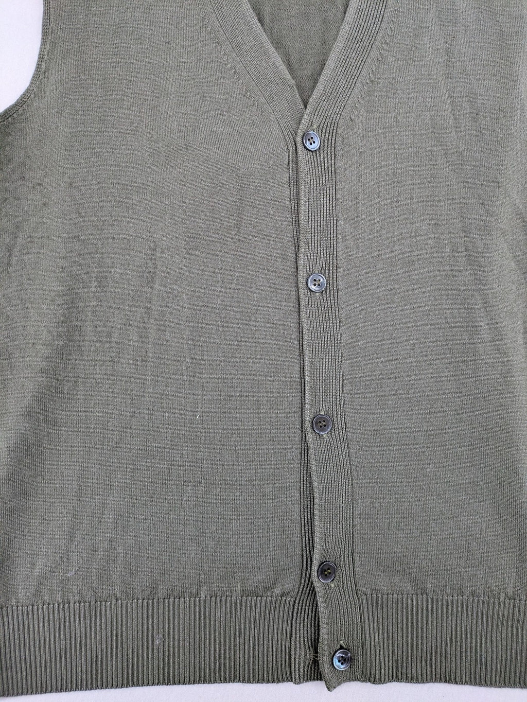 Circolo green vest with V-neck, button closure, made from merino wool and silk blend.
