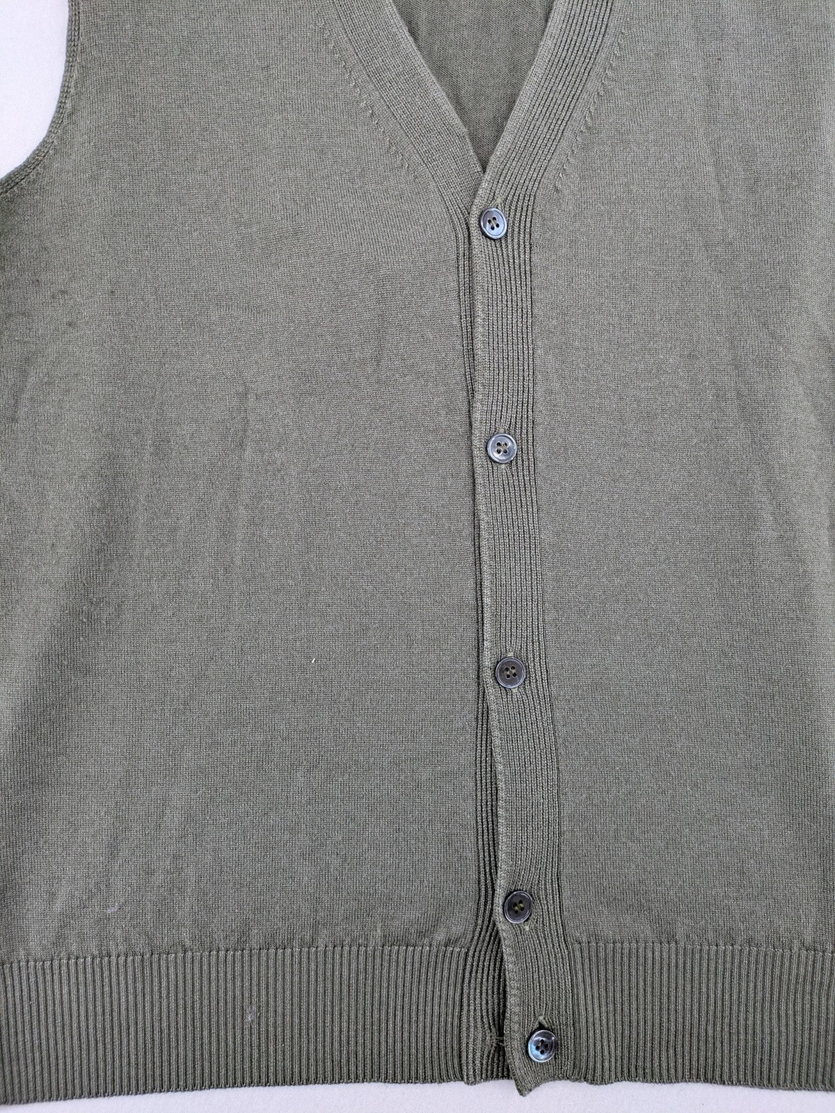 Circolo green vest with V-neck, button closure, made from merino wool and silk blend.