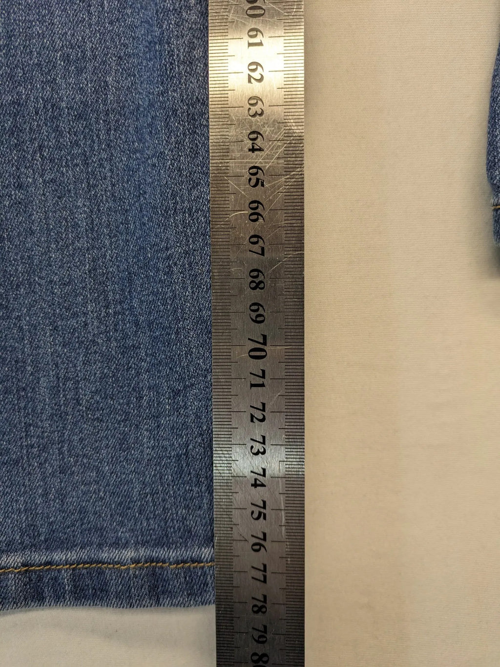Gloria Vanderbilt blue straight jeans with slimming effect, made of stretch denim.