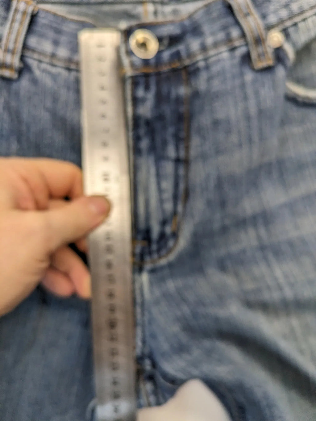 Zuni blue straight jeans 5-pocket design with zipper and decorative rivets.