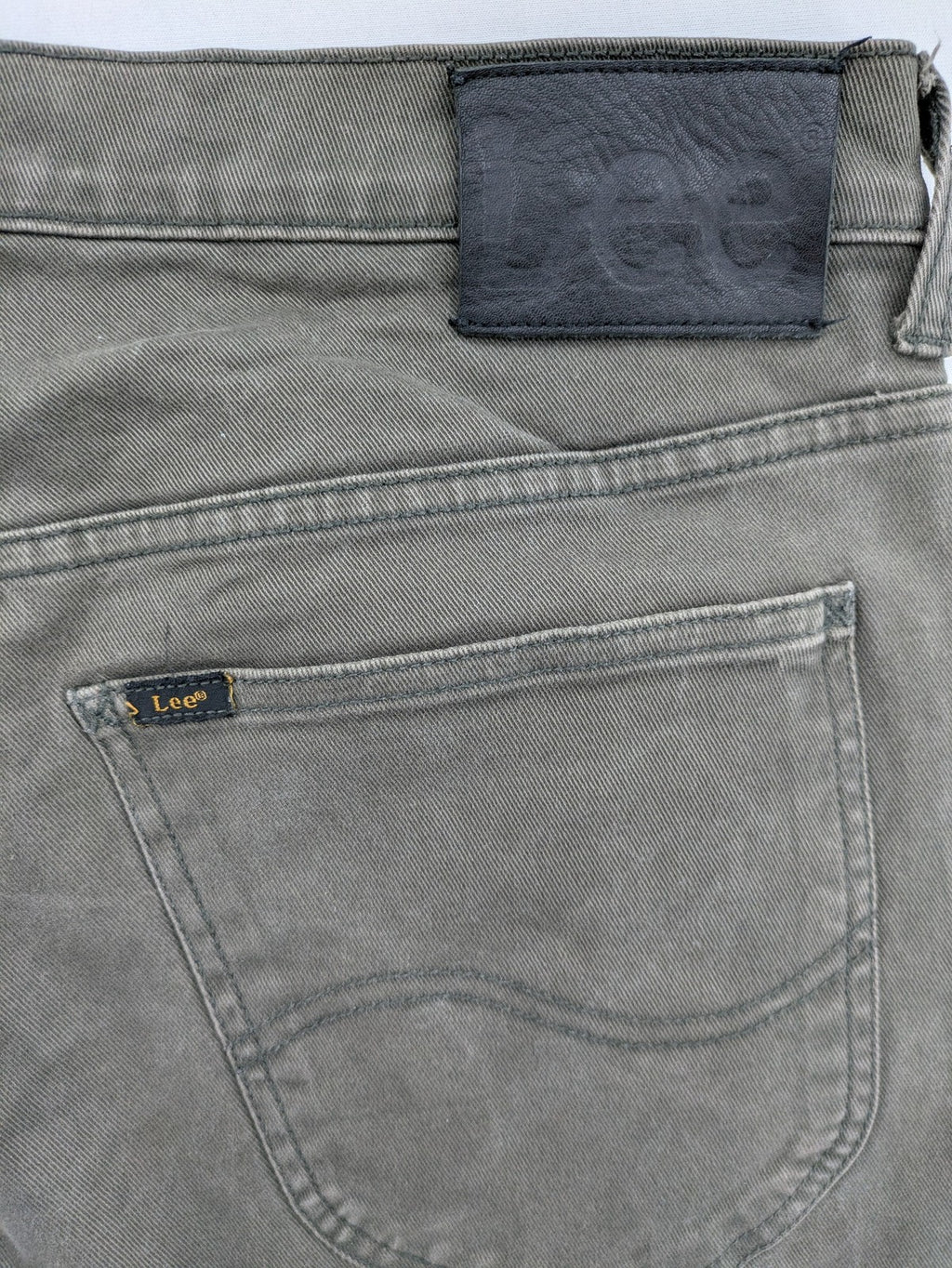 Lee straight jeans grey cotton-stretch fabric with classic design and zip fly.