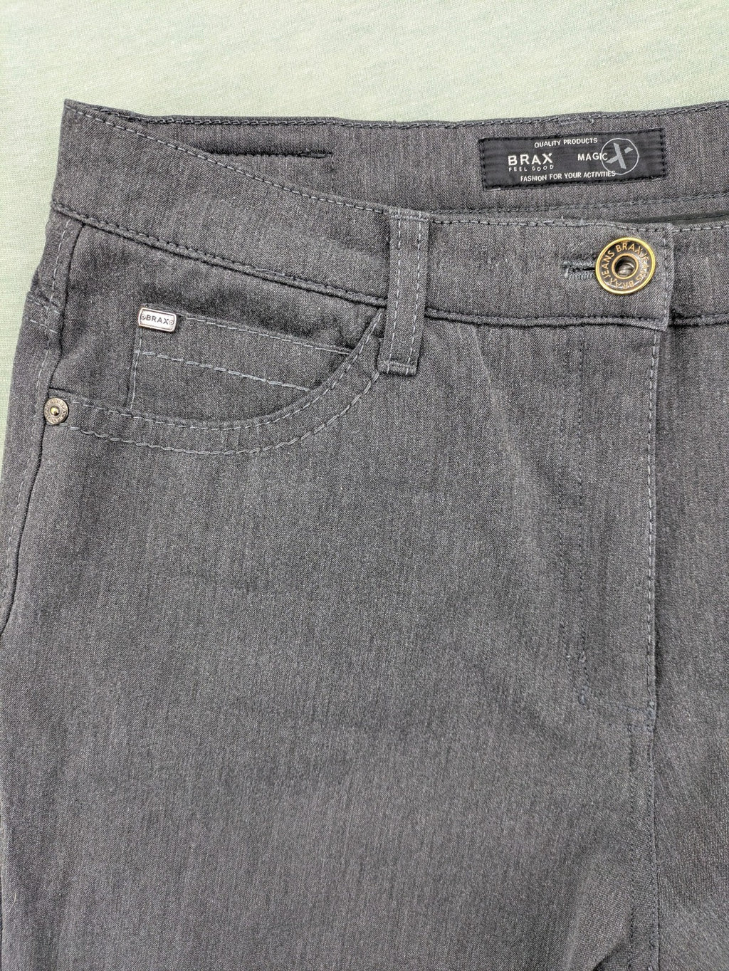 BRAX pants pink 5-pocket design with stretch material and logo detail.