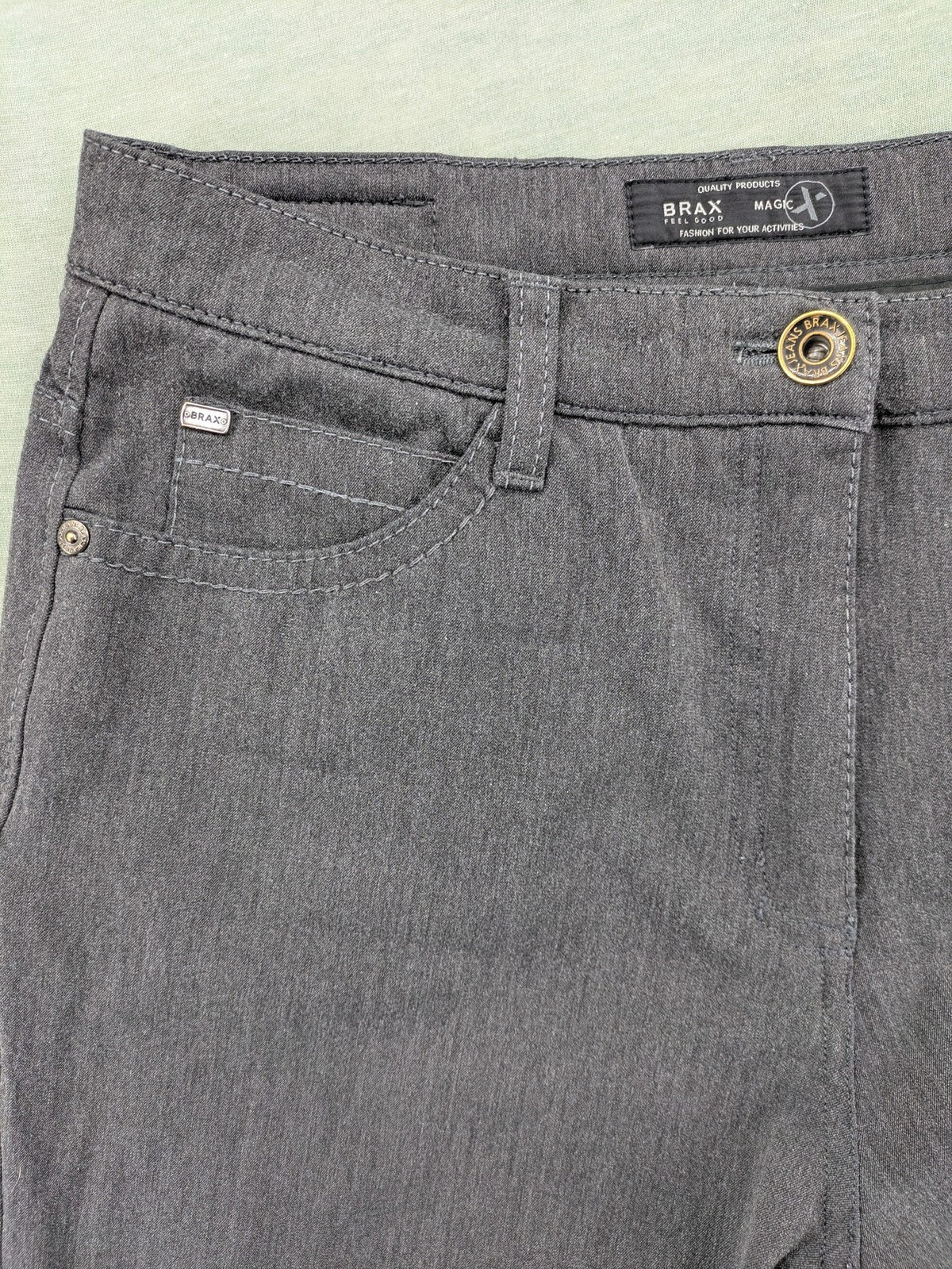 BRAX pants pink 5-pocket design with stretch material and logo detail.