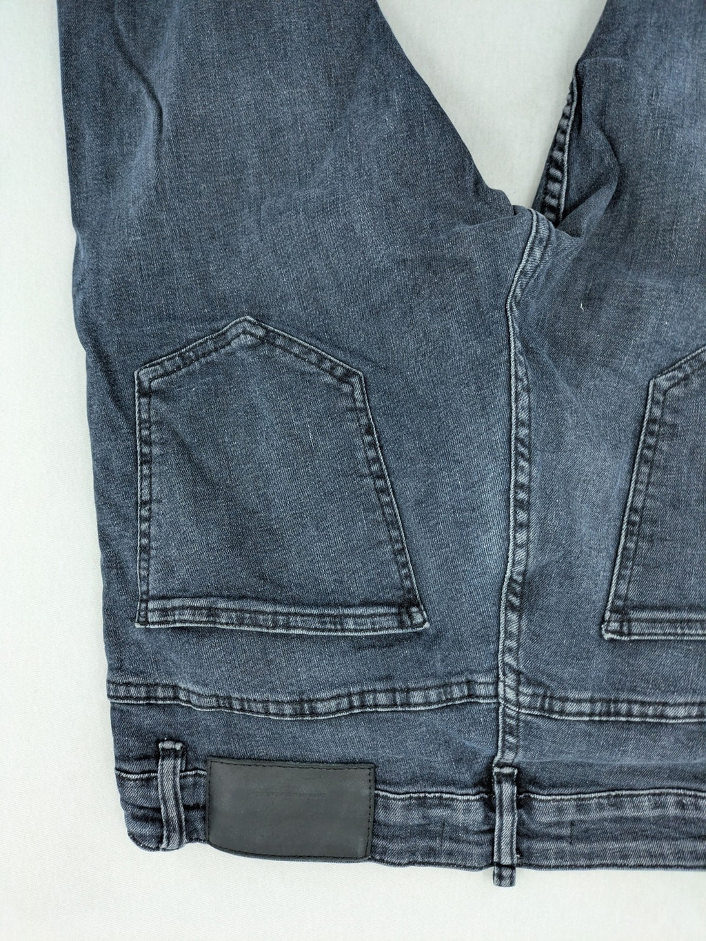 Zara blue slim fit jeans with classic 5-pocket design and subtle wash effect.