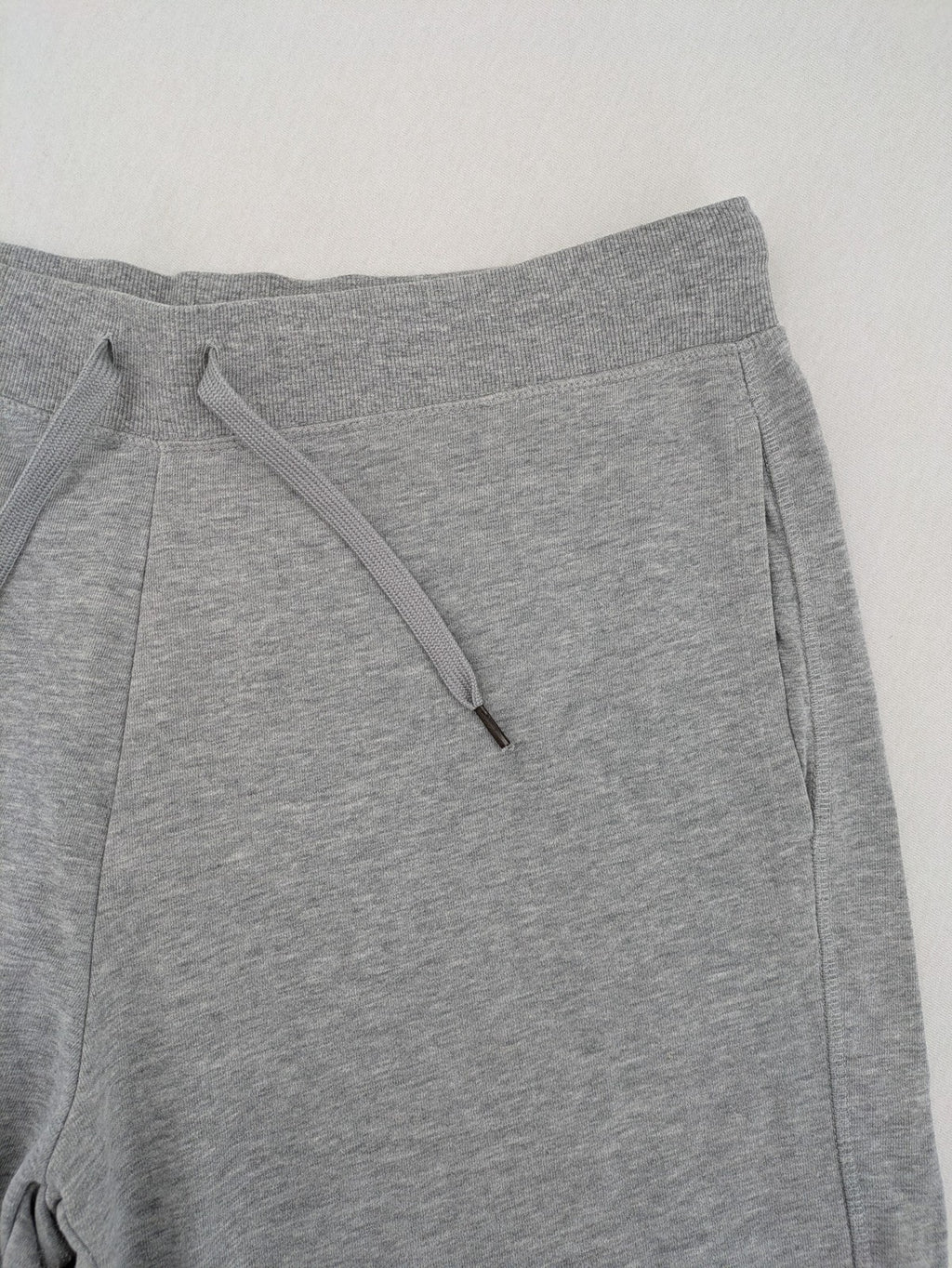 Crivit grey sweatshorts XL with elastic waistband and side pockets, cotton blend material.