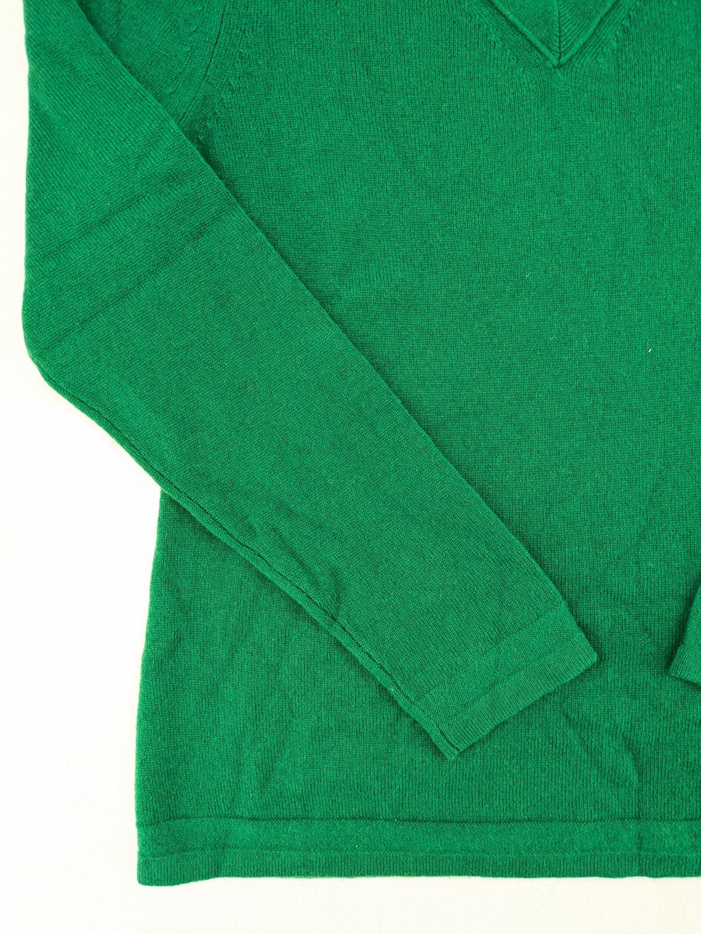 Pullover green cashmere turtle neck jumper with classic V-neck and long sleeves.