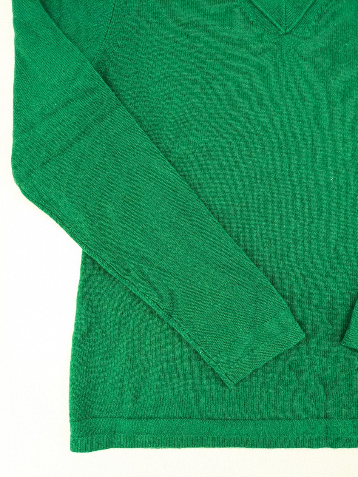 Pullover green cashmere turtle neck jumper with classic V-neck and long sleeves.