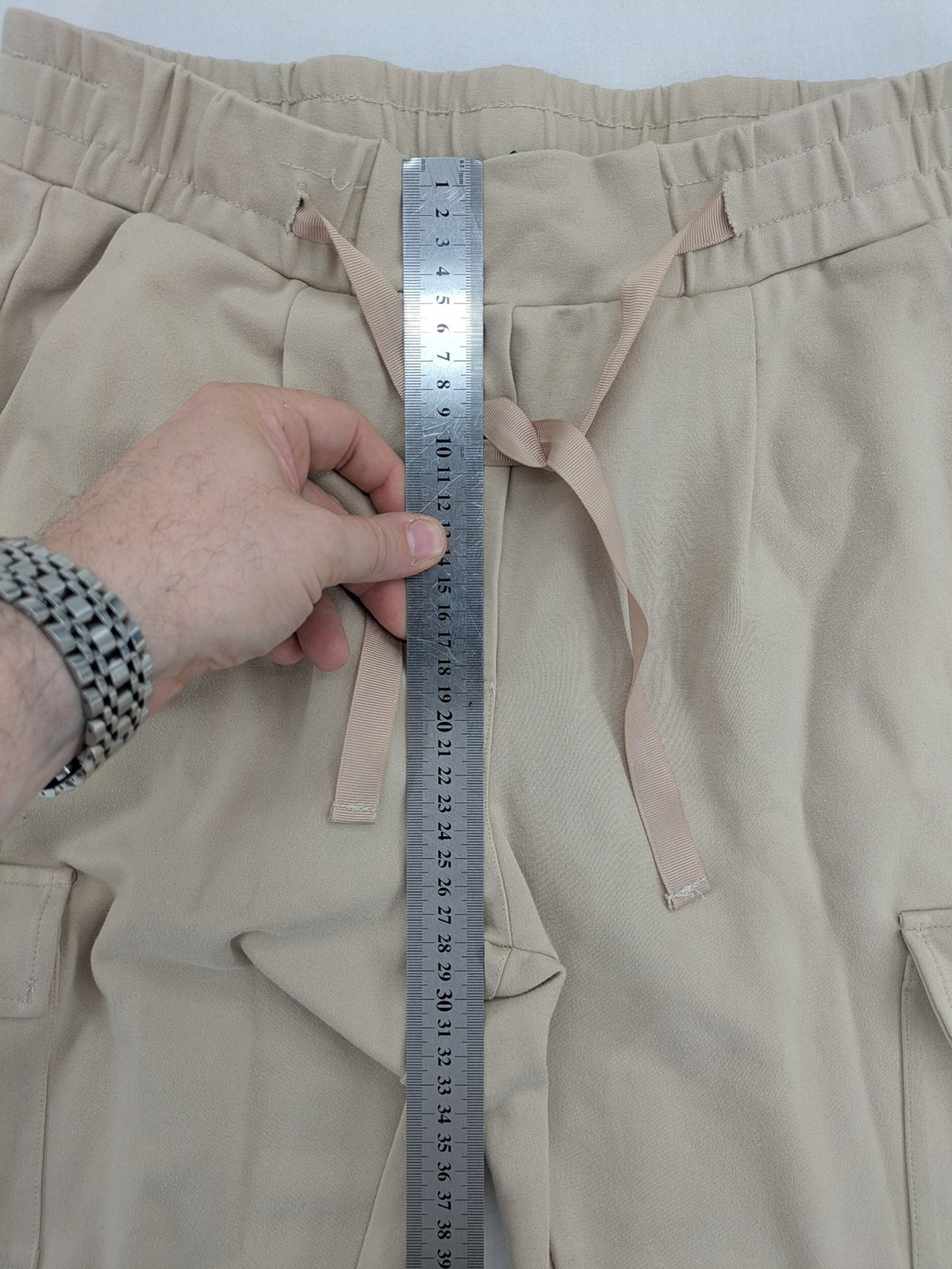 Señoritas Icon Deluxe beige jogger pants with elastic waistband and cargo pockets.