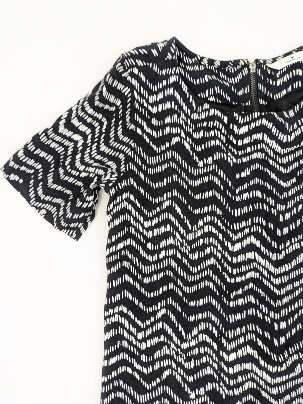 Tom Tailor black and white patterned dress with short sleeves and zigzag design.