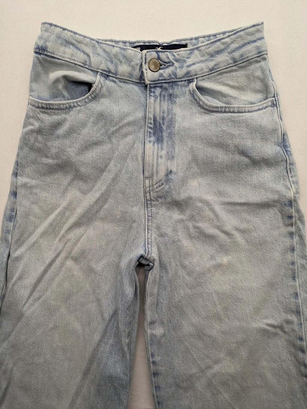 Hollister blue straight jeans ultra high-rise wide leg with frayed hem and classic five-pocket design.