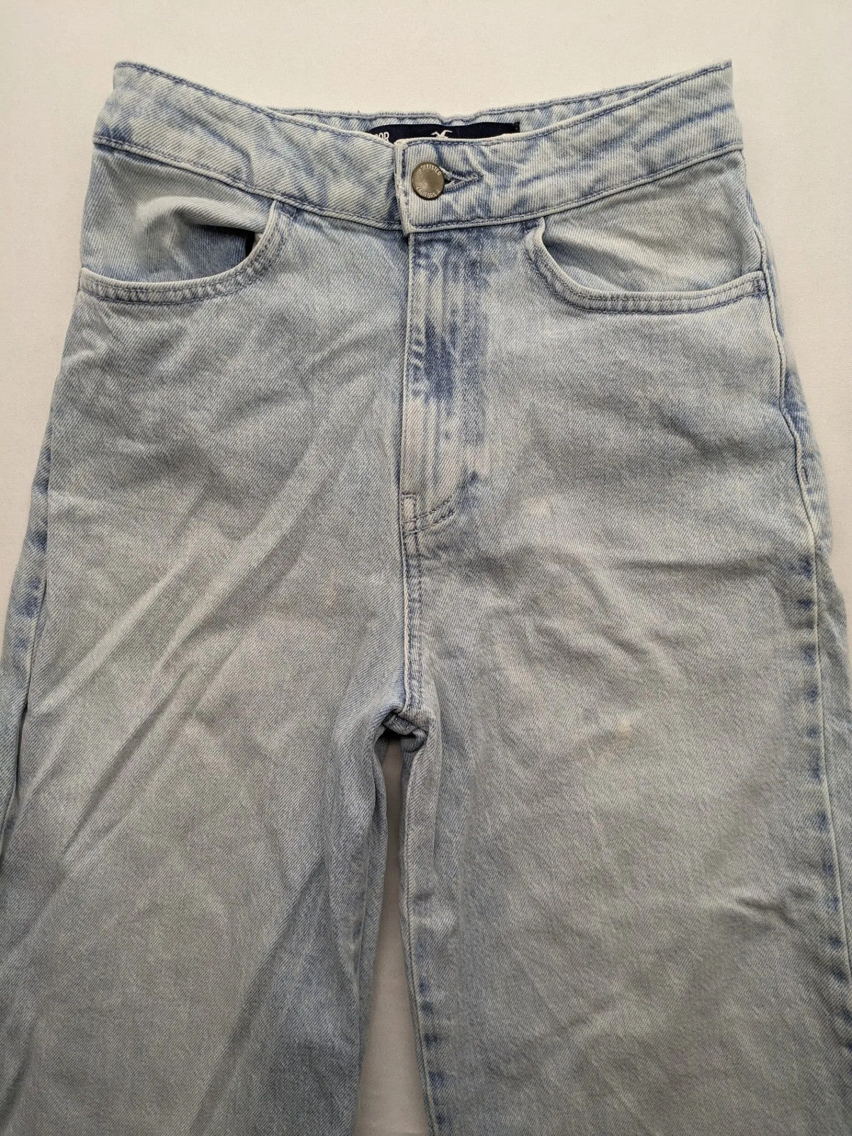 Hollister blue straight jeans ultra high-rise wide leg with frayed hem and classic five-pocket design.