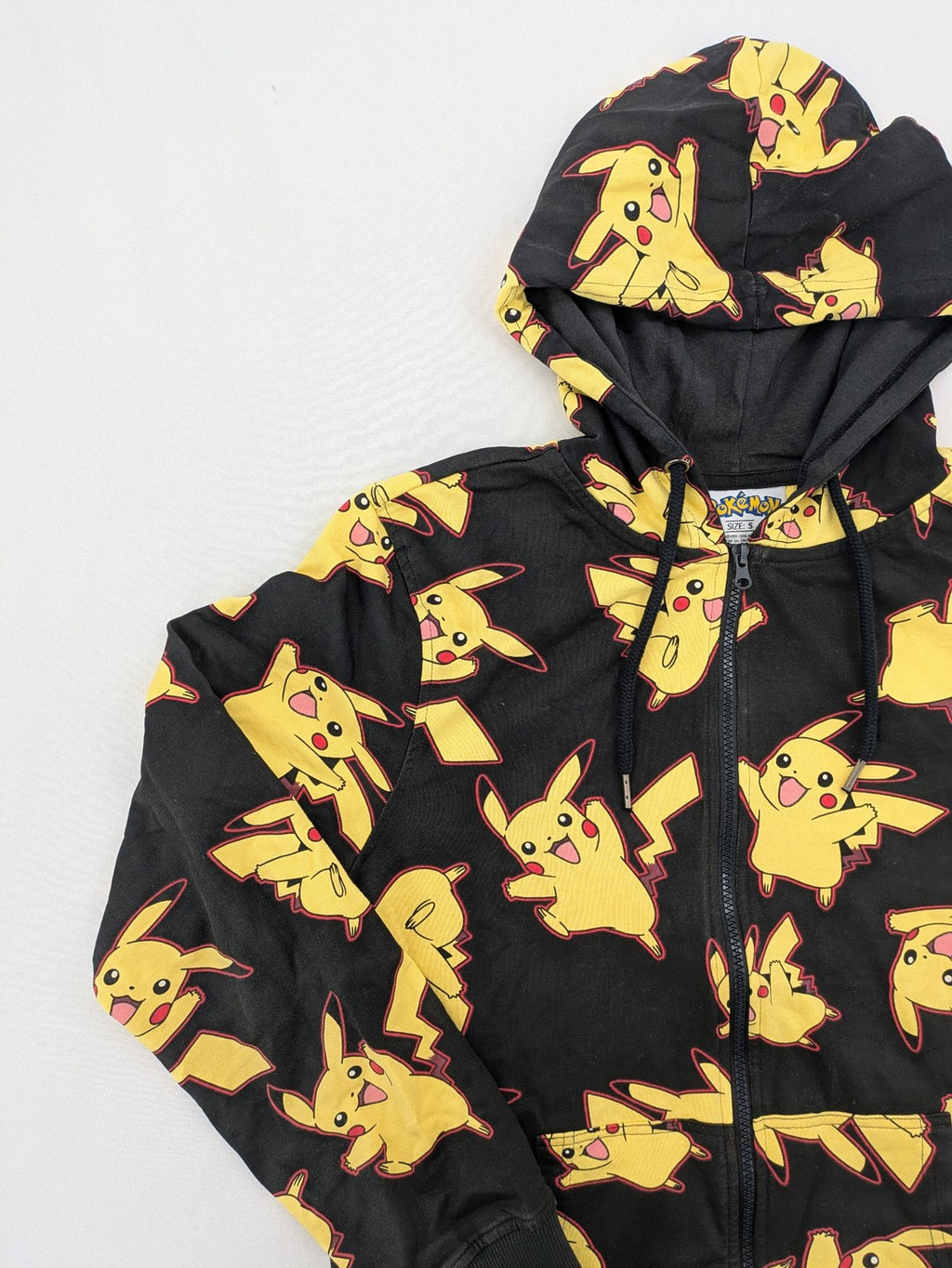 Herren black zip-through hoodie with vibrant Pikachu allover print and yellow lining.