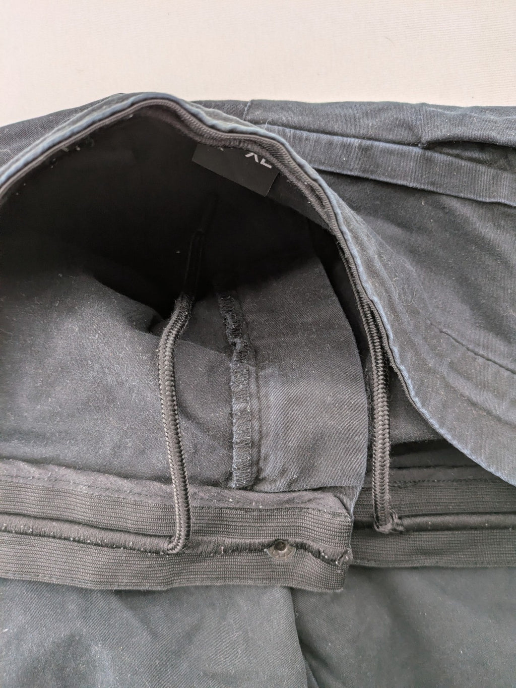 4F black cargo pants with reinforced knees, made from cotton-stretch material.