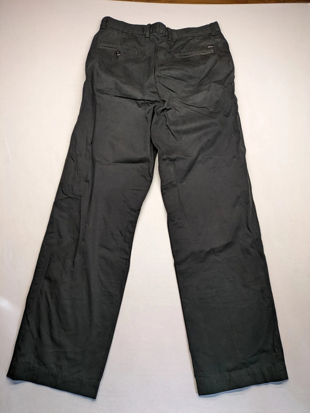 BOSS Hugo Boss grey chinos with button and zipper closure, classic design, 100% cotton.