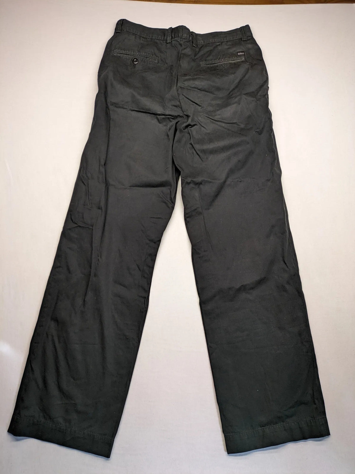 BOSS Hugo Boss grey chinos with button and zipper closure, classic design, 100% cotton.