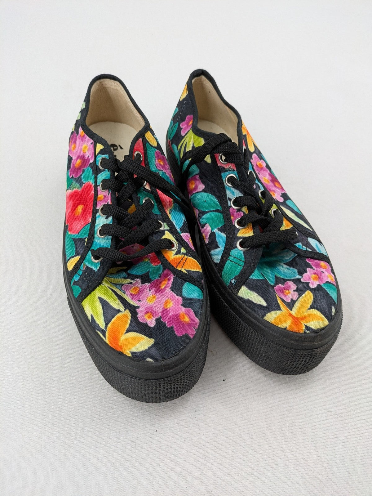 é-you multi floral pattern sneakers on black fabric with comfortable plateau sole and laces