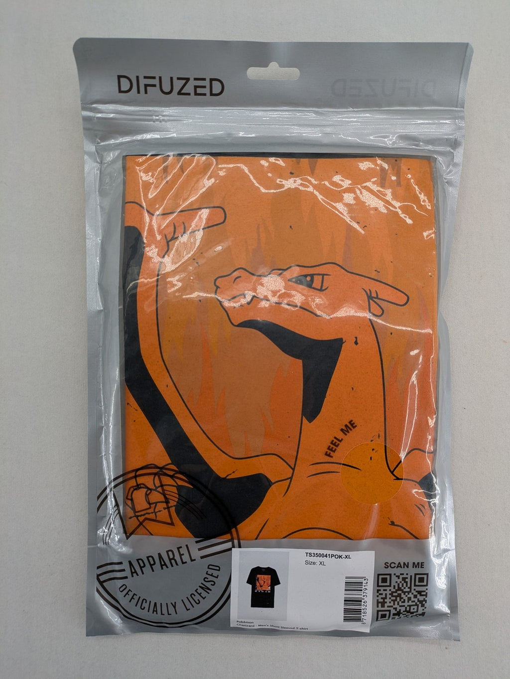 Herren orange T-Shirt mit großem Glurak Grafikdesign auf schwarzem Hintergrund.