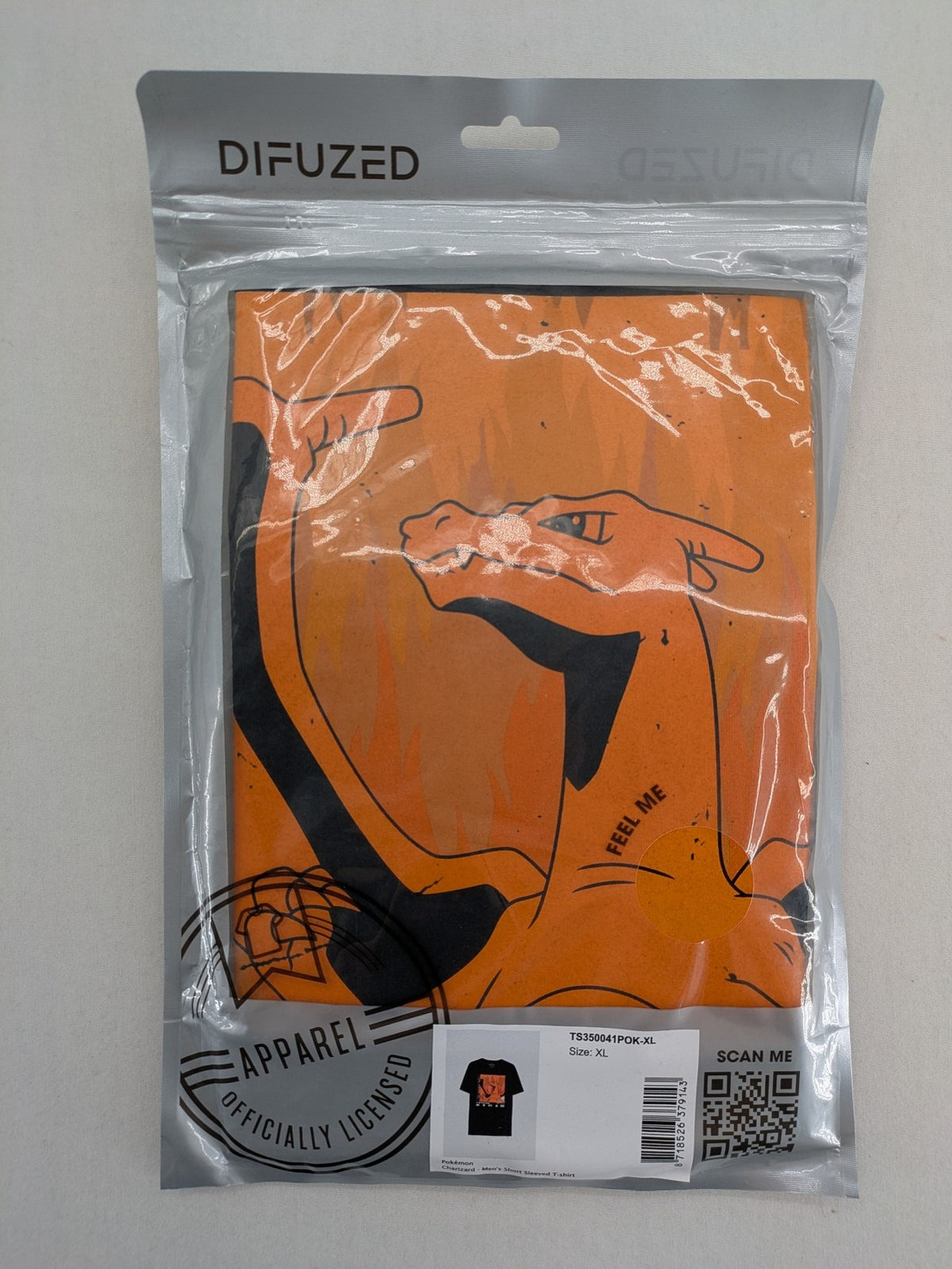 Herren orange T-Shirt mit großem Glurak Grafikdesign auf schwarzem Hintergrund.