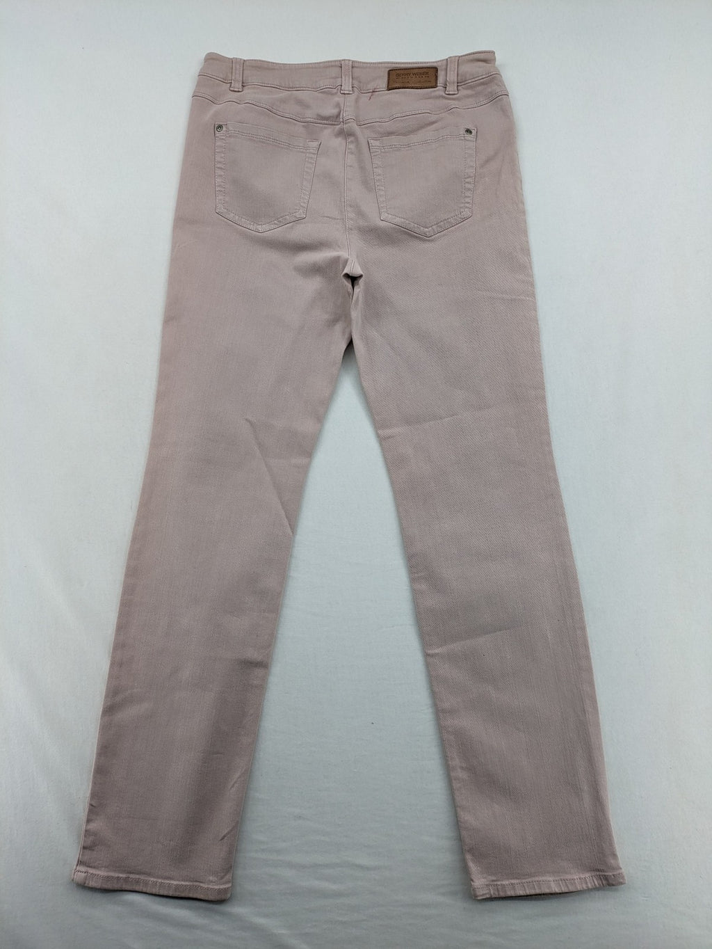 Gerry Weber pink straight jeans classic 5-pocket style with zipper and button closure.