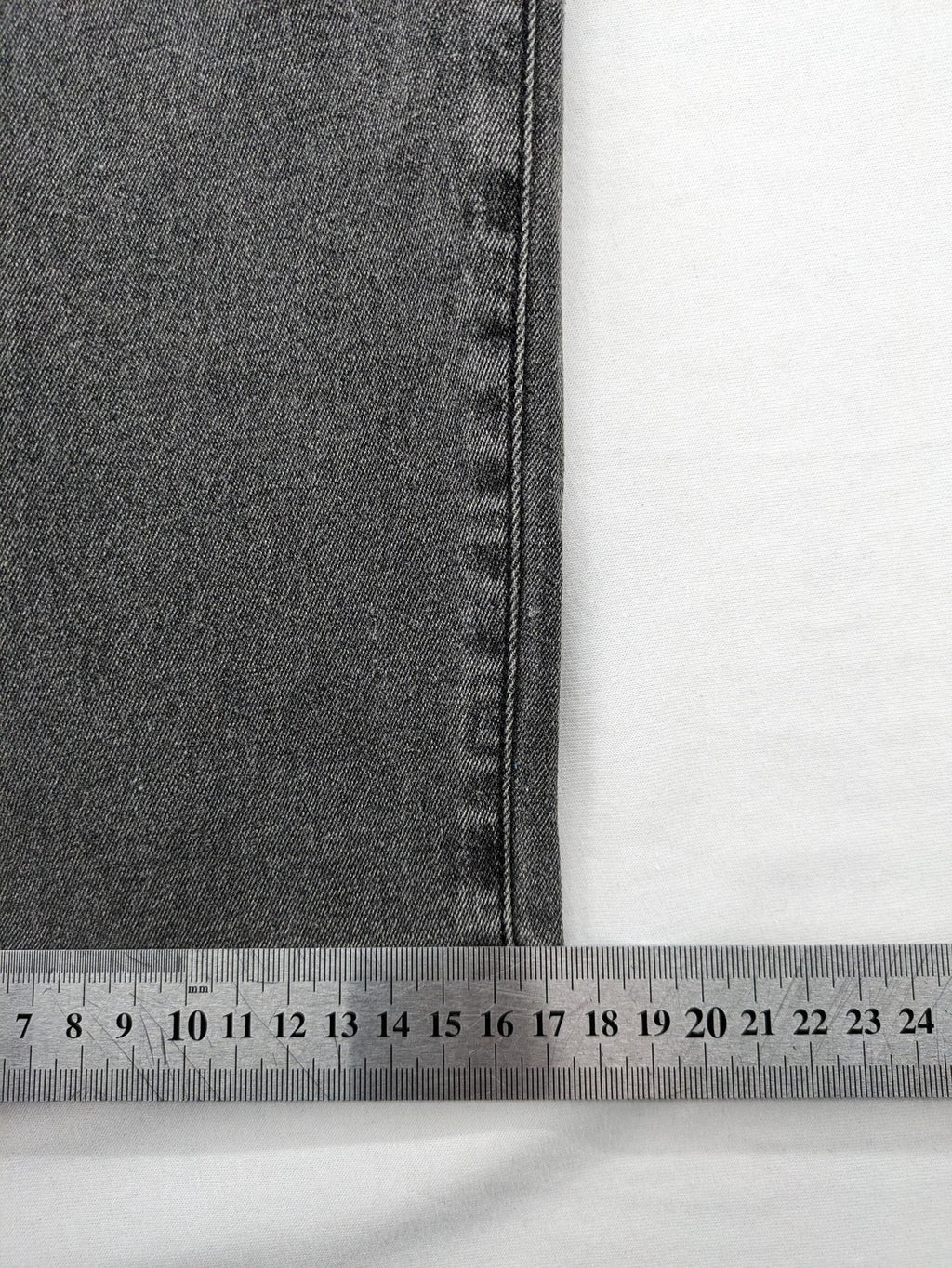 Damen grey maternity pants with black elastic belly band and stretch fabric.