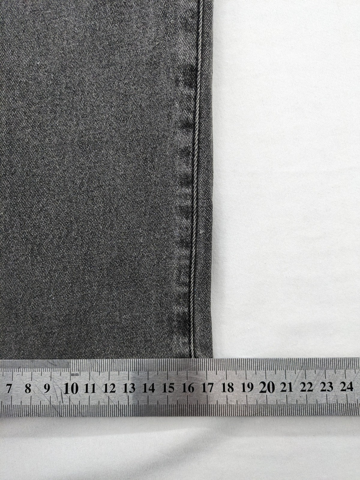 Damen grey maternity pants with black elastic belly band and stretch fabric.