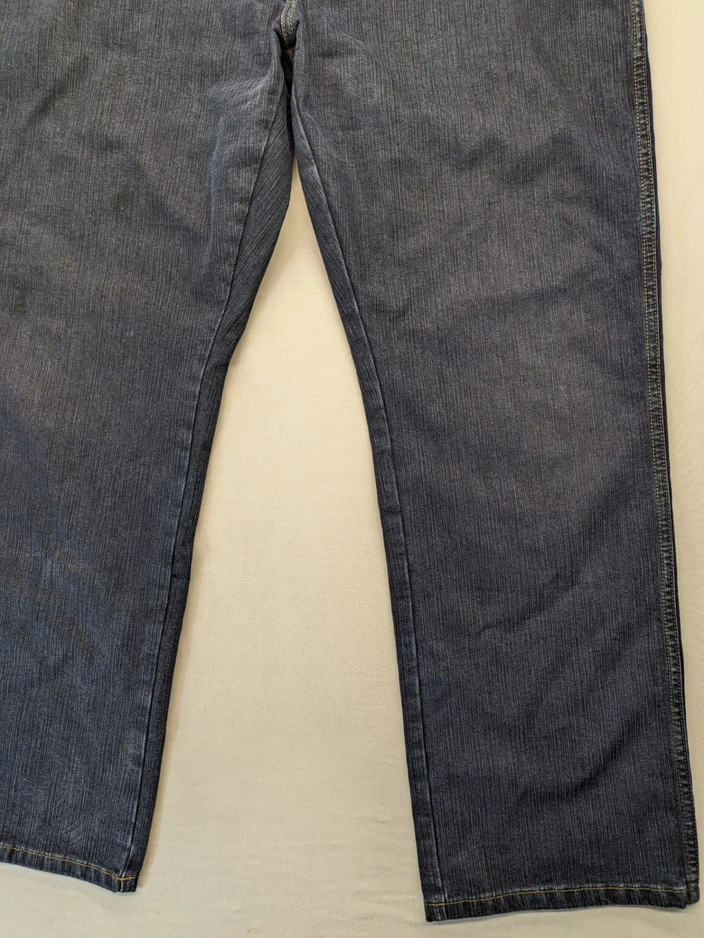 Wrangler straight jeans dark blue wash 5-pocket design with zipper, durable cotton blend.