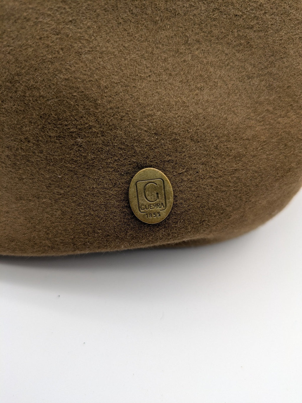 Guerra 1853 brown flatcap classic style with side metal logo and felt material.