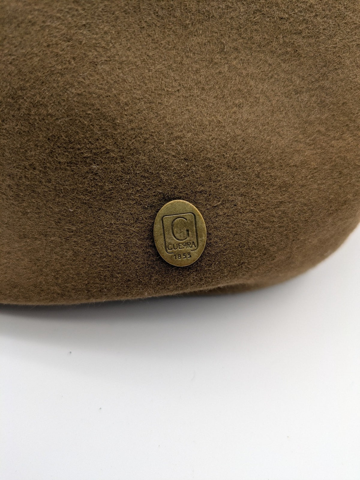 Guerra 1853 brown flatcap classic style with side metal logo and felt material.